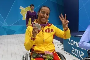 Teresa Perales con una medalla que acaba de ganar
