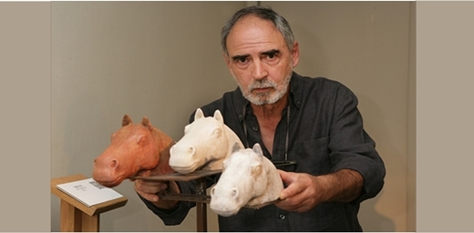 Antonio Madueño posa junto a una de la obras de Sueños y Realidades que expone en el Museo Tiflológico de la ONCE
