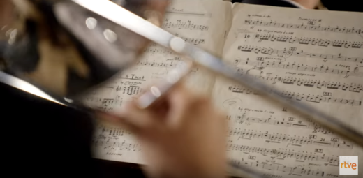 miembro de la coro orquesta tocando en el Teatro Monumental