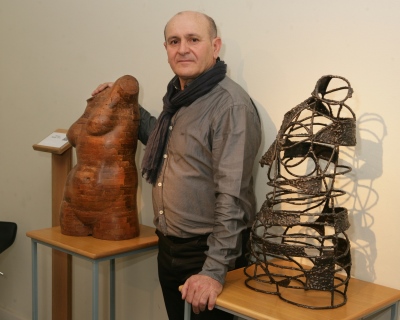 Tomás con dos de sus esculturas