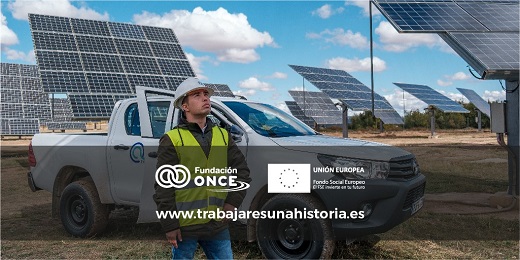 joven con discapacidad en una obra con los logos de Fundación ONCE y la url para la campaña trabajar es una historia