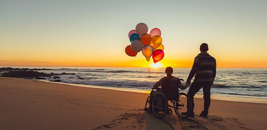 Pareja paseando por la arena de una playa, Turismo accesible, FITUR 2020