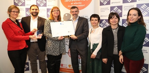 Miembros de la Universidad de Vitoria posando con el Sello “Brain Caring People”