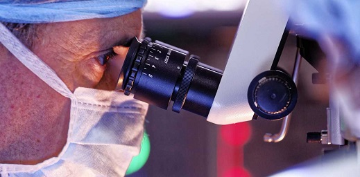 oftalmólogo con aparato de medición ocular en urgencias oftalmológicas