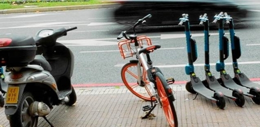 Vehículos de movilidad personal estacionados en las aceras