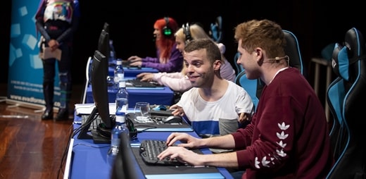 Jugadores con y sin discapacidad jugando a videojuegos inclusivos como el Fortnite