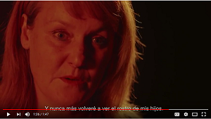 Protagonista del vídeo Yo soñaba, contando su historia de maltrato