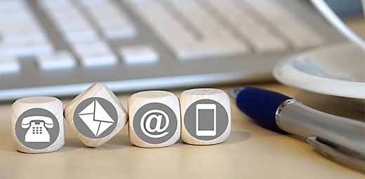 teclado de ordenador con dados de teléfono, correo, e-mail y móvil a la vuelta de vacaciones