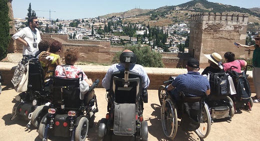 grupo de personas con discapacidad en el mirador viendo la Alhambra