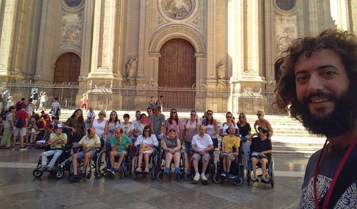 guía de walk in granada visitando la catedral con un grupo con discapacidad
