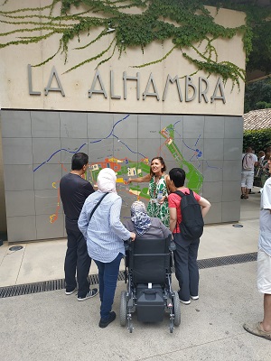 grupo escuchando al guía
